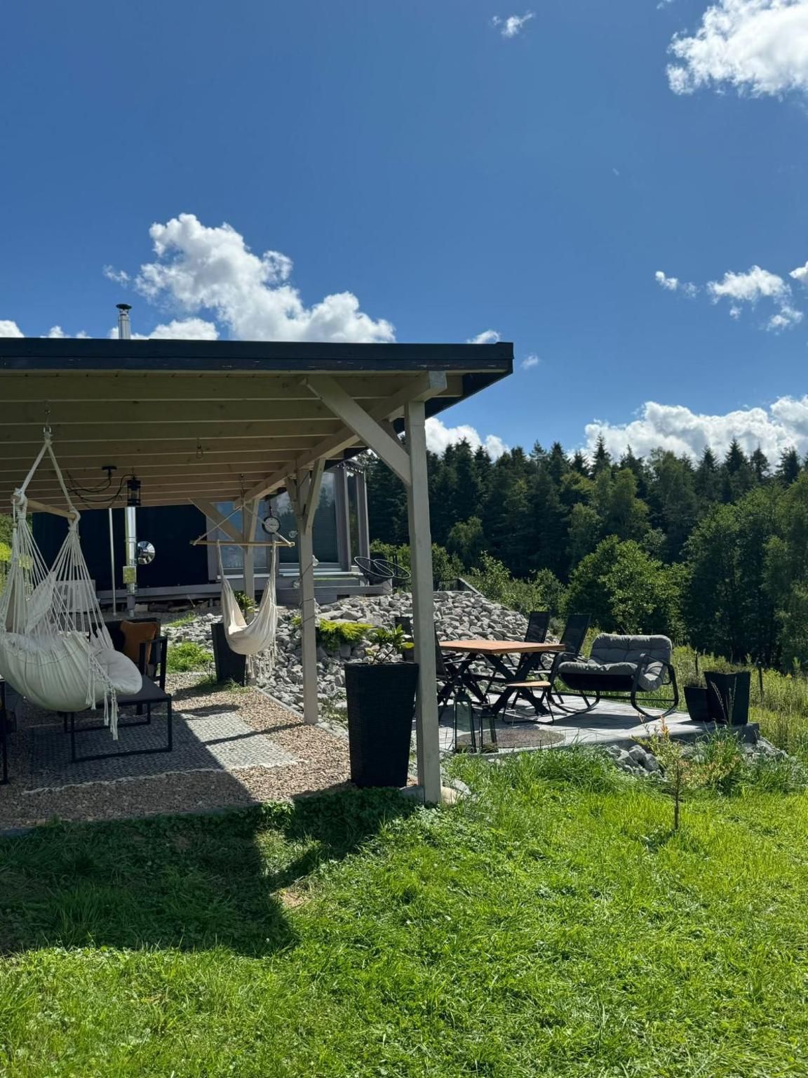 Pergola z hamakiem i miejscem do odpoczynku przy lesie