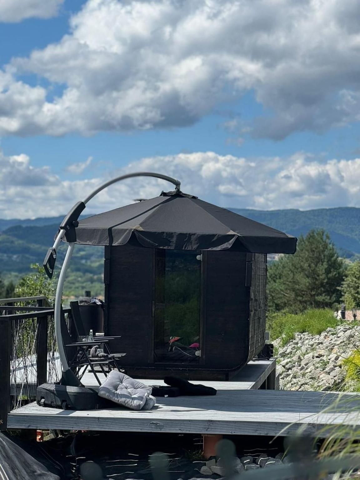 Strefa przy jurcie z parasolem i panoramą gór